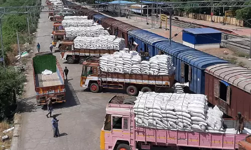 நாமக்கல்லுக்குசரக்கு ரெயிலில் 1,250 டன் கடுகு புண்ணாக்கு வந்தது