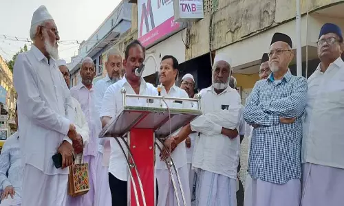 காயல்பட்டினத்தில்முஸ்லிம் ஐக்கிய பேரவையினர் ஆர்ப்பாட்டம்