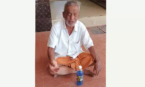 மண்எண்ணெய் பாட்டிலுடன் முதியவர் தர்ணா