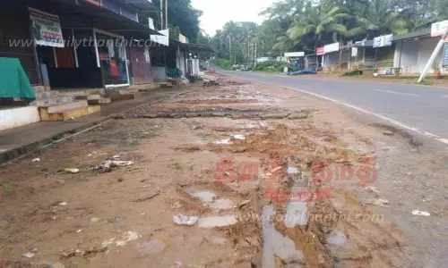 சாலையை அகலப்படுத்த வேண்டும்