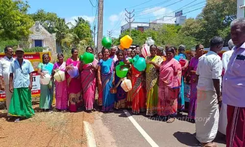 குடிநீர் கேட்டு காலிக்குடங்களுடன் மனு கொடுத்த பெண்கள்