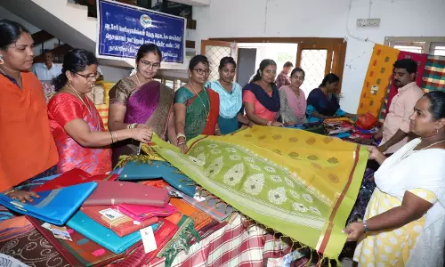 கைத்தறி நெசவாளர்கள் எண்ணிக்கை குறைந்து வருகிறதுகலெக்டர் பேச்சு