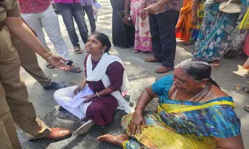 கலெக்டர் அலுவலகம் முன்பு பெண் தீக்குளிக்க முயற்சி