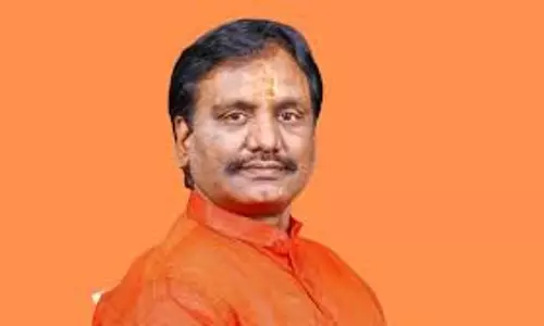 கலெக்டர் அலுவலக கூட்டத்தில் மந்திரி- எதிர்க்கட்சி தலைவர் இடையே  மோதல்; வேகமாக பரவிய வீடியோ