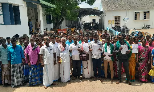 கலெக்டர் அலுவலகத்தை மலைவாழ் மக்கள் திடீர் முற்றுகை