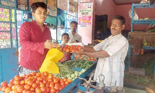 தக்காளி விலை சற்று குறைந்தது