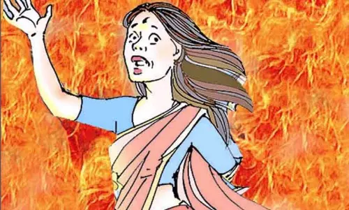 அரசு ஆஸ்பத்திரியில் தீக்காயத்துடன் பெண்  அனுமதி