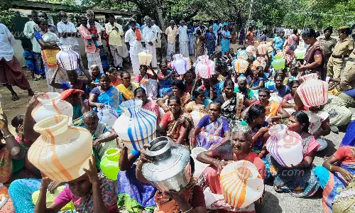 குடிநீர் கேட்டு காலி குடங்களுடன் பெண்கள் முற்றுகை