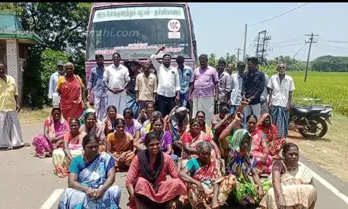 அரசு பஸ்சை சிறைபிடித்து பொதுமக்கள் சாலை மறியல் அரசு பஸ்சை சிறைபிடித்து பொதுமக்கள் சாலை மறியல்