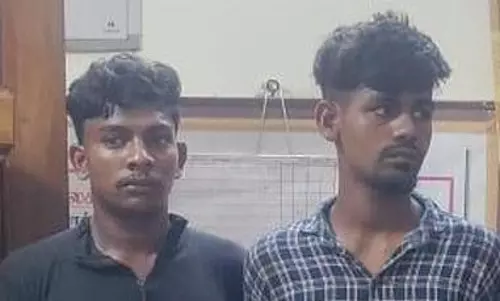 தொழிலாளி வீட்டில் திருடிய 2 பேர் கைது