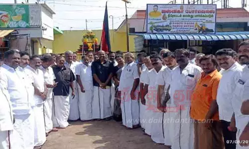 கருணாநிதி உருவப்படத்திற்கு தி.மு.க.வினர் அஞ்சலி கருணாநிதி உருவப்படத்திற்கு தி.மு.க.வினர் அஞ்சலி