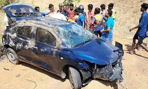 பள்ளத்தில் கார் கவிழ்ந்து விபத்து; 6 பேர் காயம்