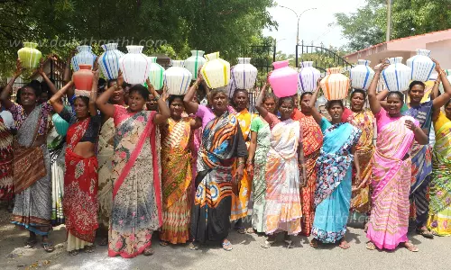 கலெக்டர் அலுவலகத்தை காலிக்குடங்களுடன் பெண்கள் முற்றுகை