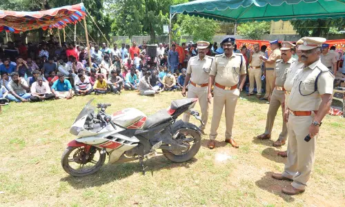 போலீசாரால் பறிமுதல் செய்யப்பட்ட 363 வாகனங்கள் ஏலம்