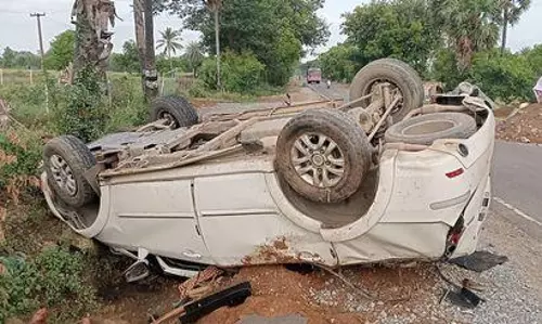 கார் கவிழ்ந்து விபத்து