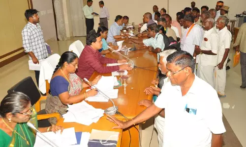 கலெக்டர் அலுவலகத்தில் மக்கள் குறைதீர்வு நாள் கூட்டம்