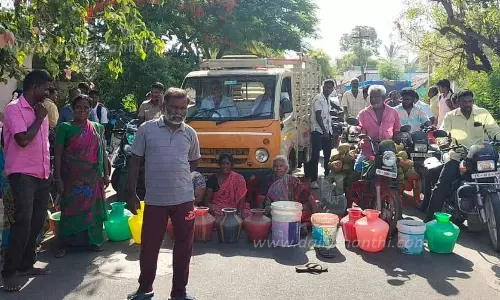குடிநீர் வழங்காததை கண்டித்து காலி குடங்களுடன் பெண்கள் மறியல் குடிநீர் வழங்காததை கண்டித்து காலி குடங்களுடன் பெண்கள் மறியல்