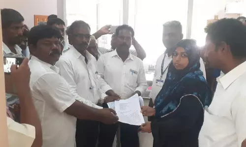 10 கிலோமீட்டர் தூரம் நடந்து சென்று மனு கொடுக்கும் போராட்டம்