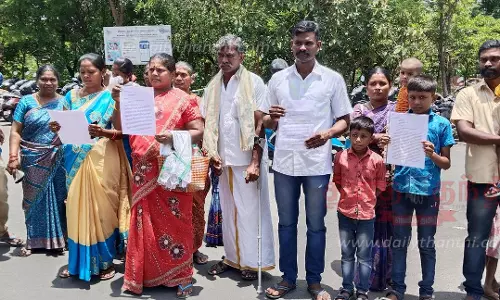 மேட்டூர் அருகேகோவிலுக்குள் சென்று வழிபட தடை விதிப்புகலெக்டரிடம் பொதுமக்கள் புகார் மனு