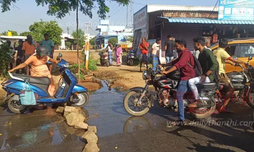 ஓமலூர் அருகே தாராபுரத்தில்சாலையில் கற்களை வைத்து பொதுமக்கள் போராட்டம்போலீசார் பேச்சுவார்த்தை