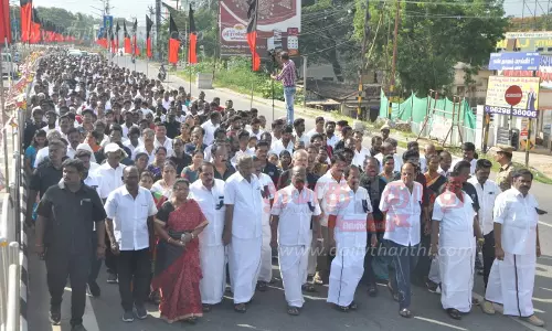 கருணாநிதியின் 5-ம் ஆண்டு நினைவு நாள்:சேலத்தில் தி.மு.க.வினர் அமைதி ஊர்வலம்உருவ சிலைக்கு மாலை அணிவித்து அஞ்சலி