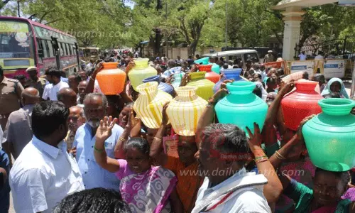 நெல்லை கலெக்டர் அலுவலகத்தை பெண்கள் காலிக்குடங்களுடன் முற்றுகை