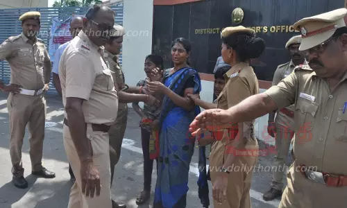 சேலம் கலெக்டர் அலுவலகத்தில்குழந்தைகளுடன் பெண் தீக்குளிக்க முயற்சி