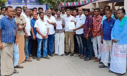 கிராமத்தில் அமைதியை சீர்குலைப்பவர் மீது நடவடிக்கைகலெக்டரிடம் பொதுமக்கள் மனு