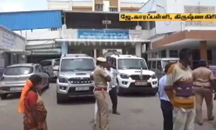 ஓசூர் அருகே பட்டாசு குடோனில் அதிகாரிகள் ஆய்வு செய்தபோது வெடி விபத்து - 3 பேர் படுகாயம்