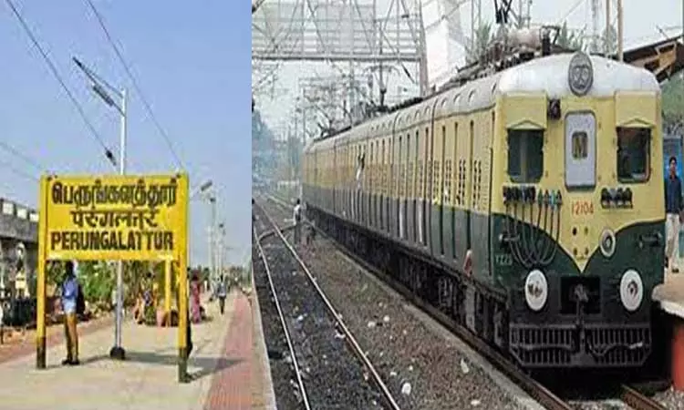 மின்சார ரெயிலில் தவித்த சிறுவனை மீட்ட போலீசார் மின்சார ரெயிலில் தவித்த சிறுவனை மீட்ட போலீசார்