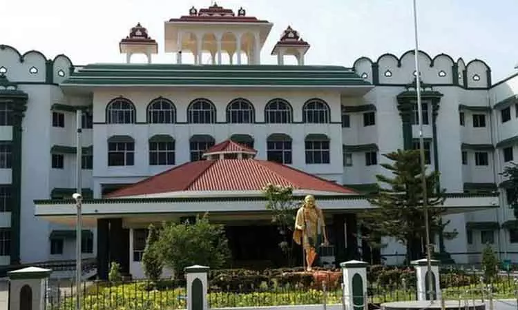 மாணவர்கள் லைசென்ஸ் இன்றி இருசக்கர வாகனம் ஓட்ட பெற்றோர் அனுமதிக்கக் கூடாது - மதுரை ஐகோர்ட்டு கிளை அறிவுறுத்தல்