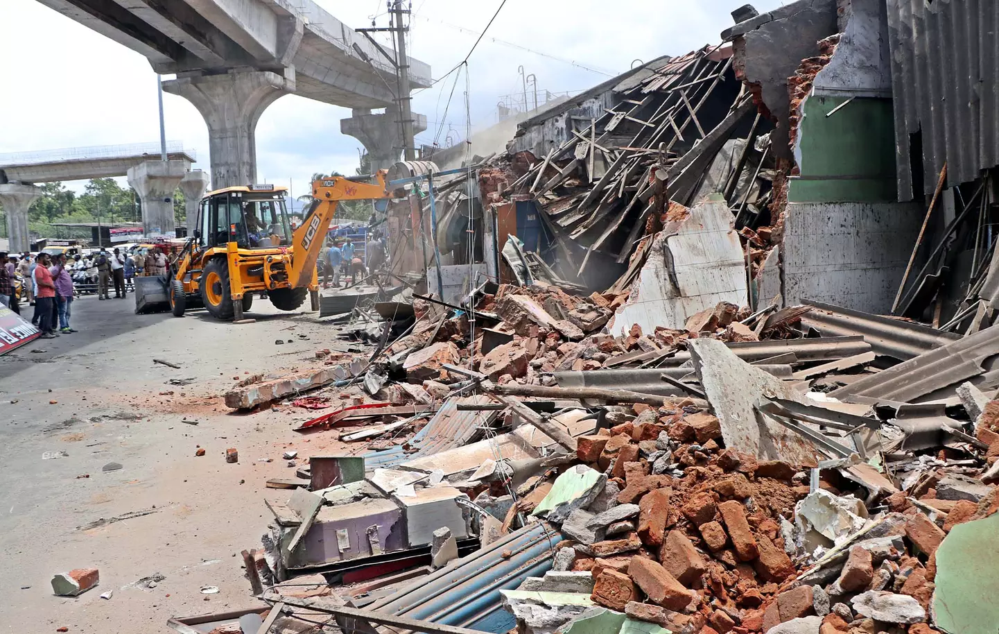 மேம்பால பணிக்காக 40 கடைகள் இடித்து அகற்றம்