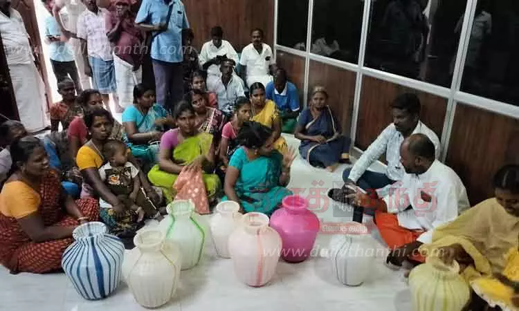 குடிநீர் கேட்டு நகராட்சி அலுவலகத்தை காலிக்குடங்களுடன் பொதுமக்கள் முற்றுகை