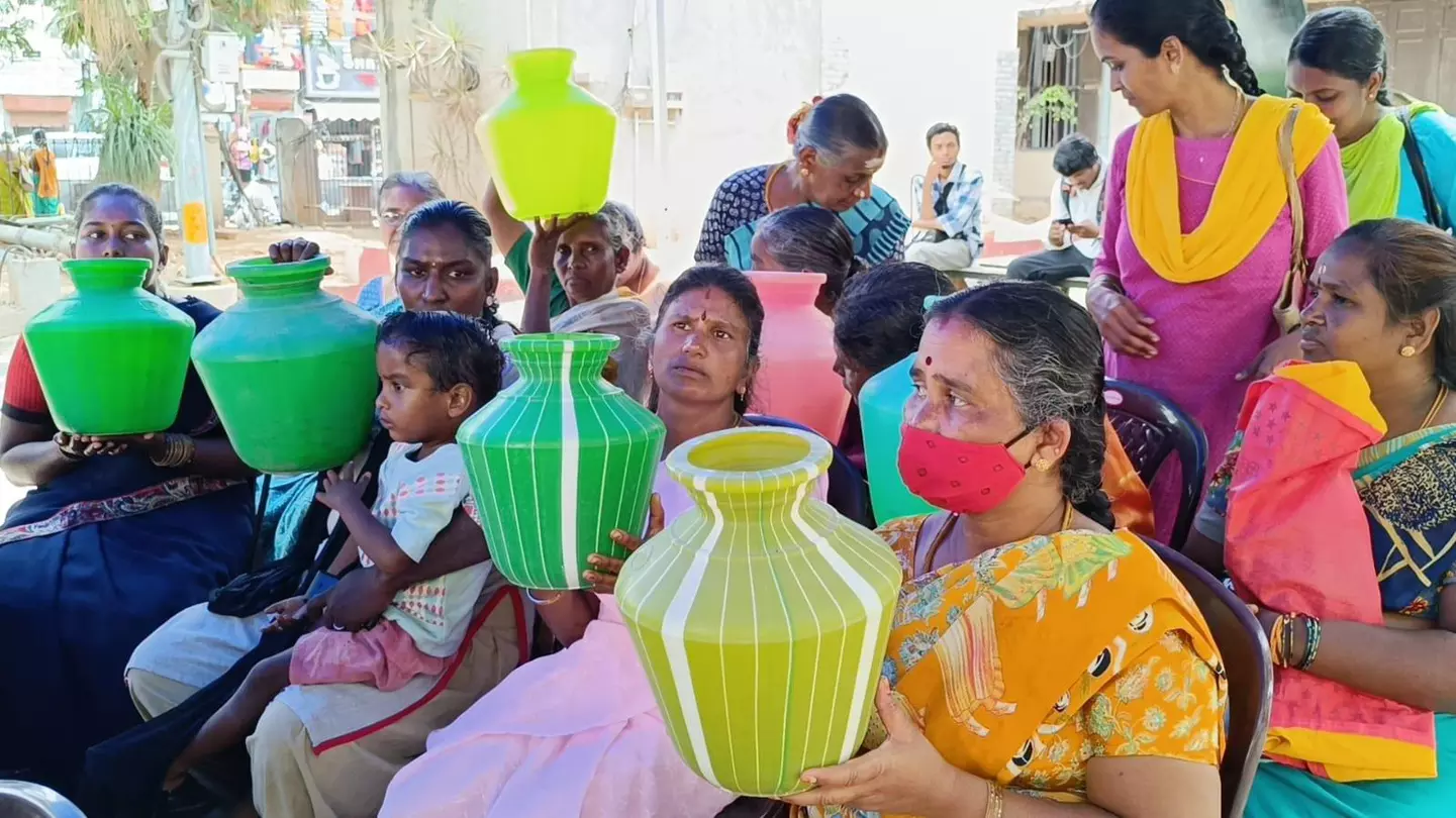 மாநகராட்சி அலுவலகத்துக்கு காலி குடங்களுடன் வந்த பெண்களால் பரபரப்பு
