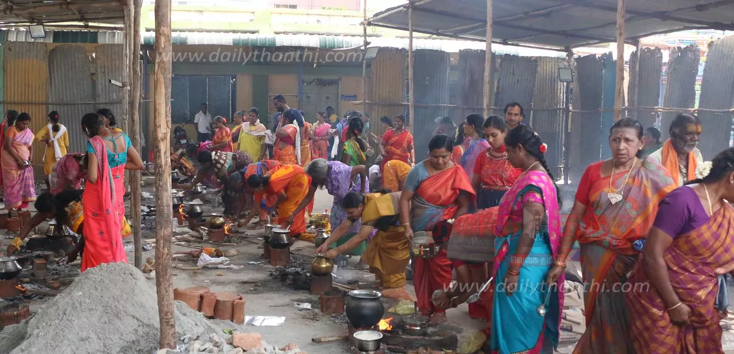 கோட்டை மாரியம்மன் கோவிலில் பொங்கலிட்டு பெண்கள் வழிபாடு கோட்டை மாரியம்மன் கோவிலில் பொங்கலிட்டு பெண்கள் வழிபாடு
