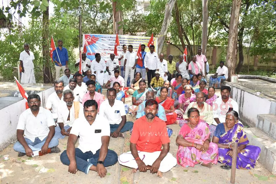 உதவி கலெக்டர் அலுவலகம் முன் காத்திருப்பு போராட்டம்