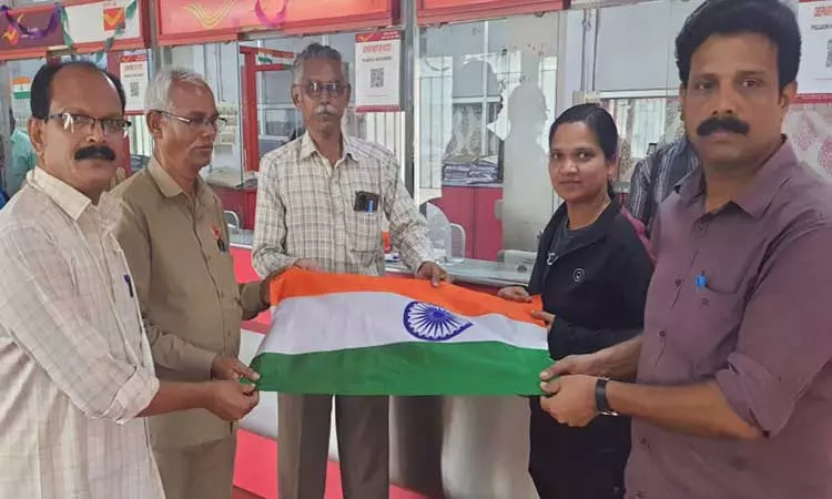 தபால் நிலையத்தில் தேசிய கொடி விற்பனை