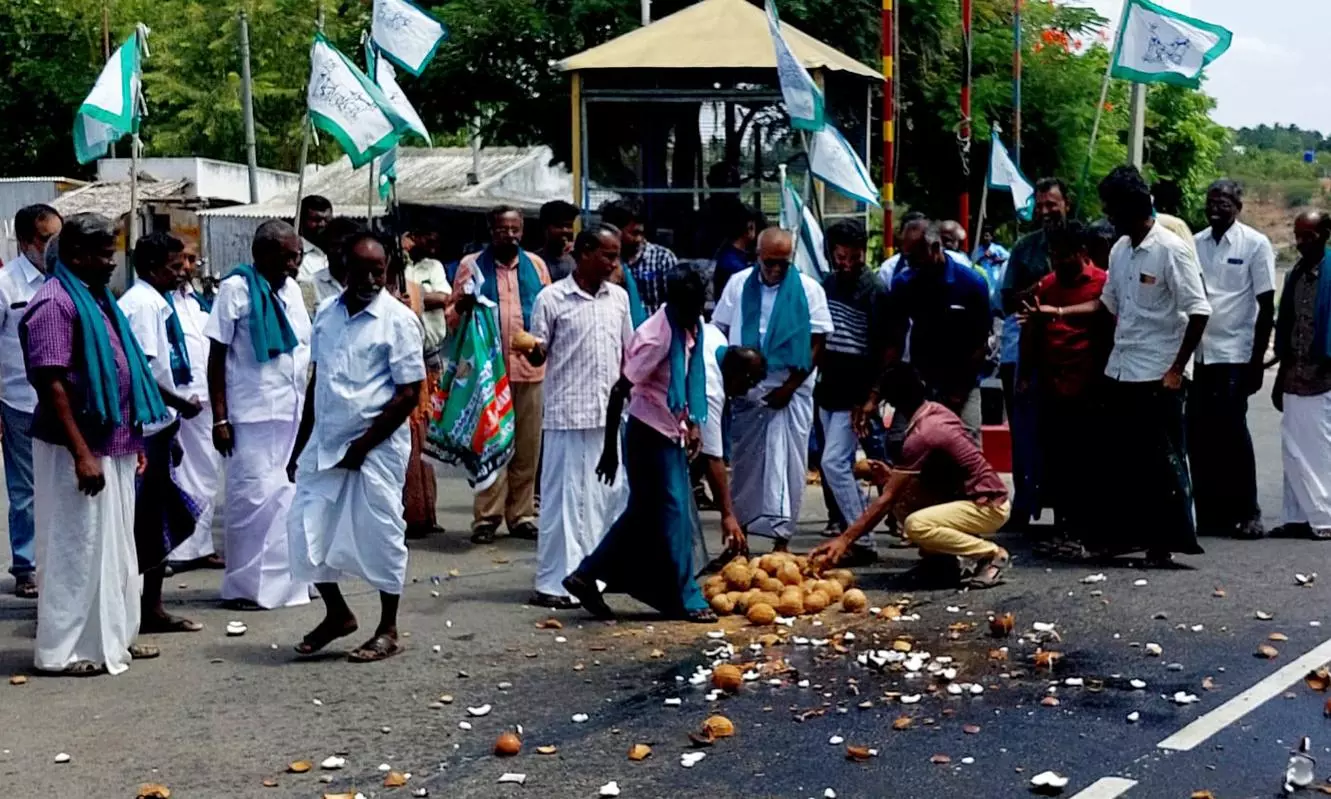 விவசாயிகள் சாலையில் தேங்காயை உடைத்து ேபாராட்டம் விவசாயிகள் சாலையில் தேங்காயை உடைத்து ேபாராட்டம்