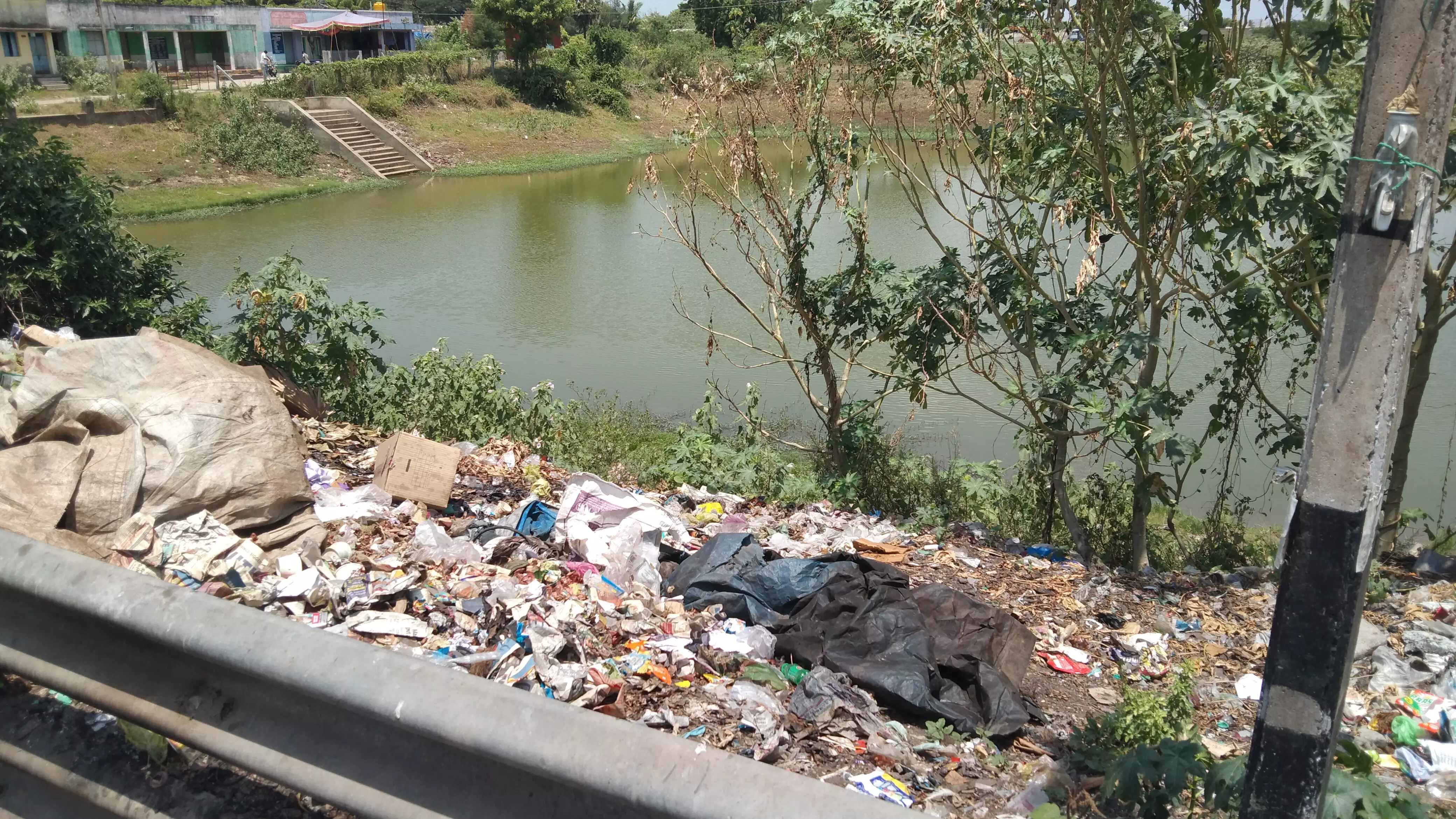 குளத்தில் கொட்டப்படும் குப்பைகளால் சுகாதார சீர்கேடு