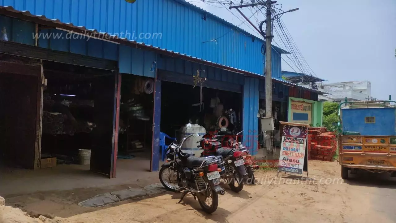 இரும்பு கடையில் ரூ.20 ஆயிரம்திருடிச்சென்ற வாலிபர்