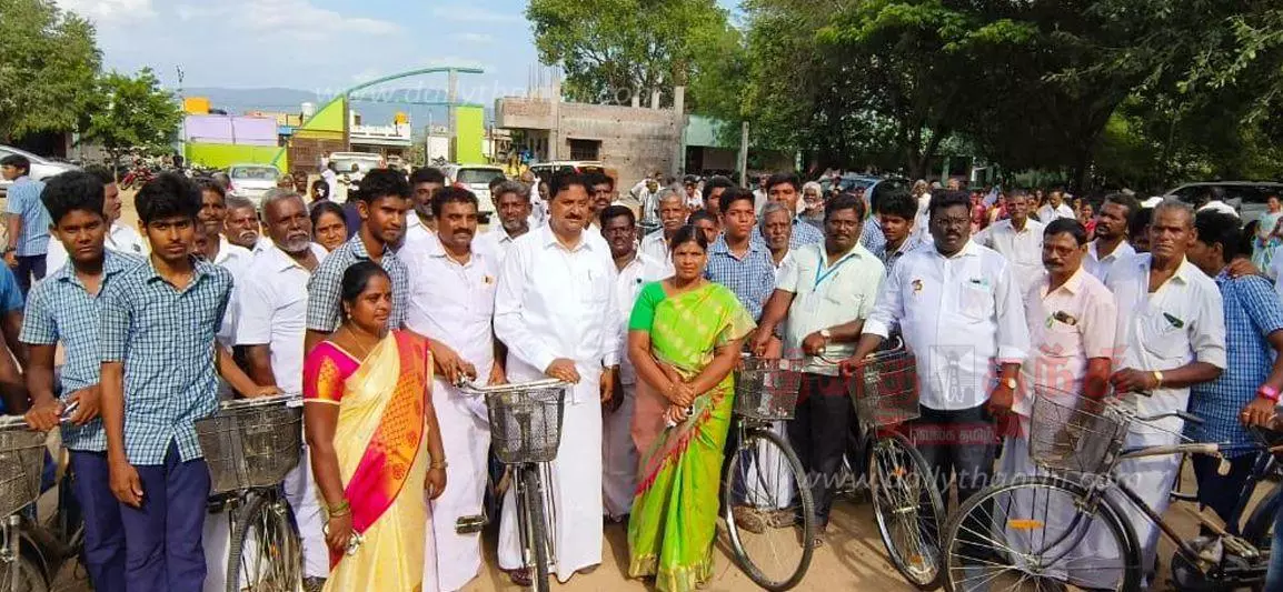 ஊத்தங்கரை அருேக, காரப்பட்டு அரசு பள்ளியில் மாணவர்களுக்கு விலையில்லா சைக்கிள்கள்மதியழகன் எம்.எல்.ஏ. வழங்கினார்