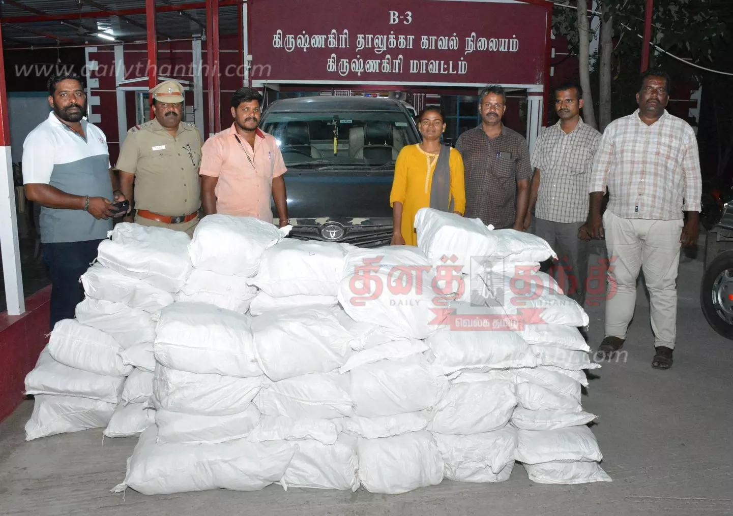 பெங்களூருவில் இருந்து கிருஷ்ணகிரி வழியாககாரில் கடத்த முயன்ற 250 கிலோ குட்கா பறிமுதல்டிரைவருக்கு வலைவீச்சு