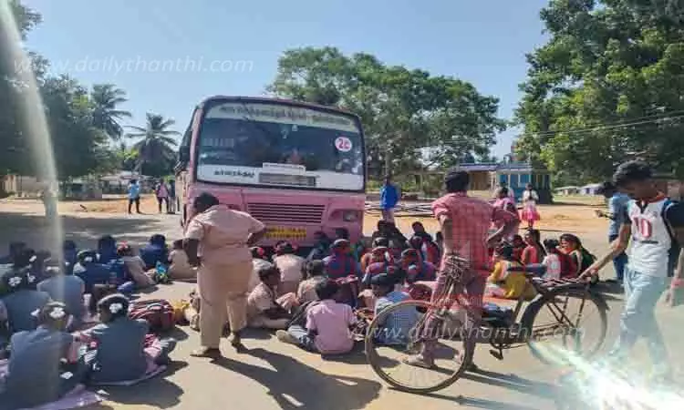 மாணவ, மாணவிகள் சாலைமறியல்