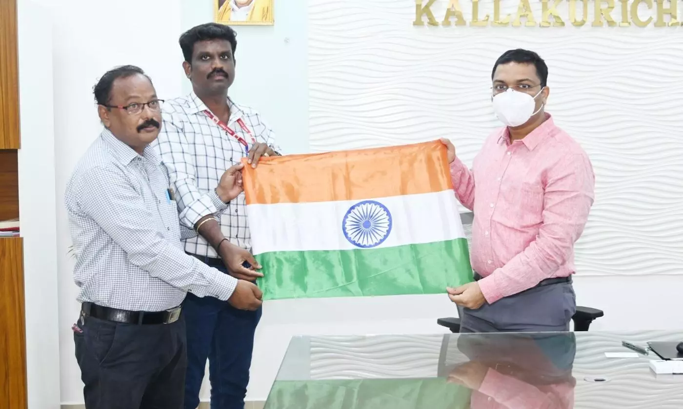 தபால் நிலையங்களில் தேசிய கொடி விற்பனை தபால் நிலையங்களில் தேசிய கொடி விற்பனை