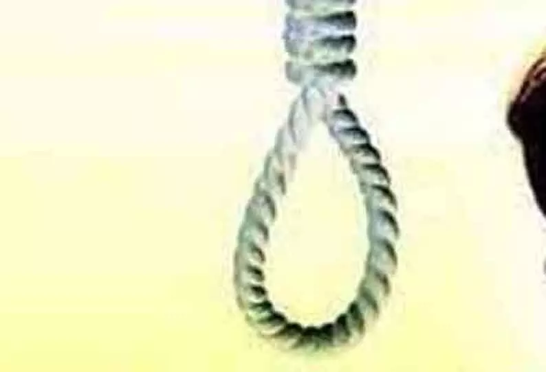 அரூர் கச்சேரிமேட்டில்தொழிலாளி தூக்குப்போட்டு தற்கொலைஉறவினர்கள் சாலைமறியல் அரூர் கச்சேரிமேட்டில்தொழிலாளி தூக்குப்போட்டு தற்கொலைஉறவினர்கள் சாலைமறியல்