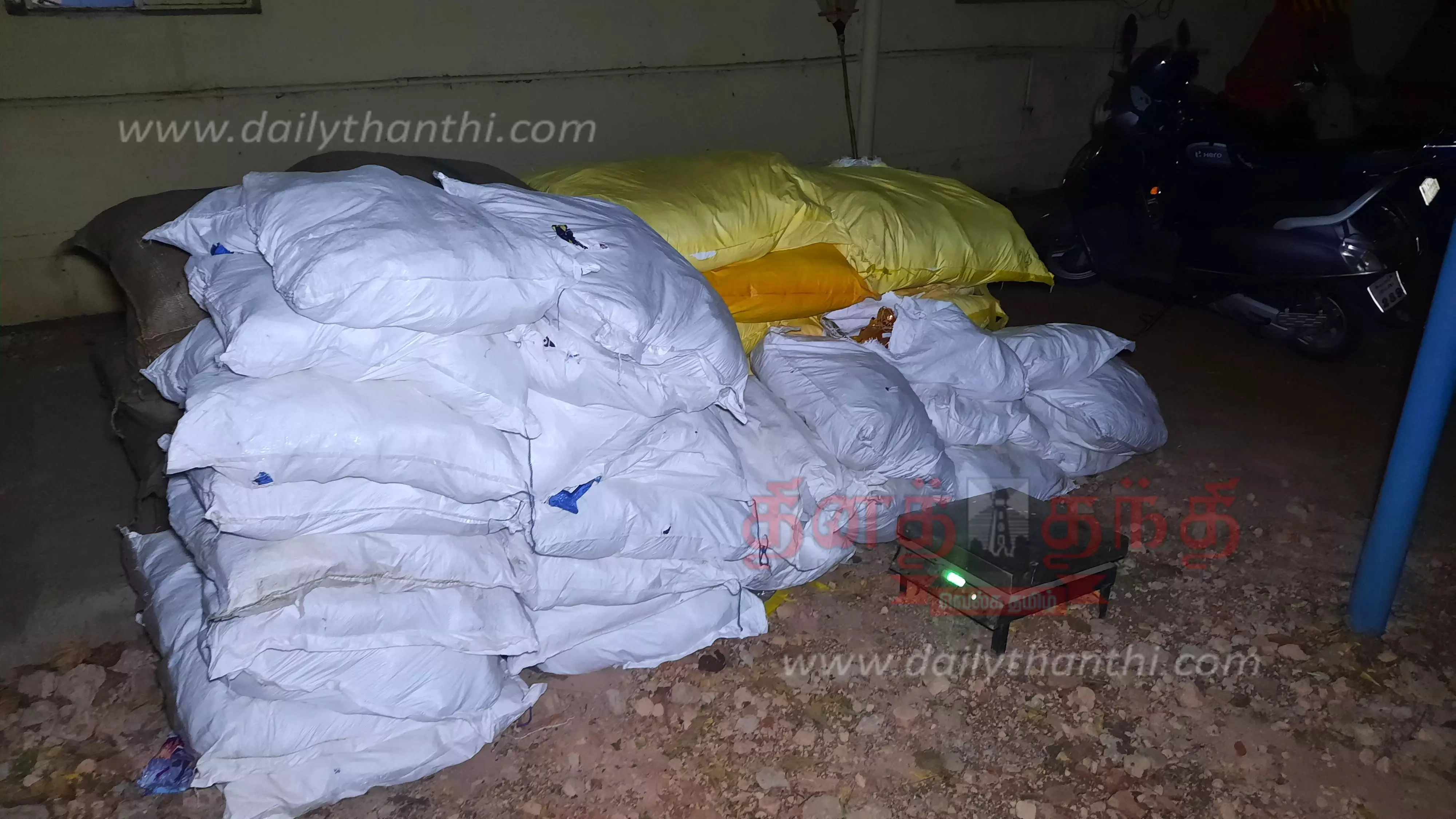 வெங்காய மூட்டைகளுக்கு நடுவே700 கிலோ புகையிலை பொருட்கள் கடத்தல்