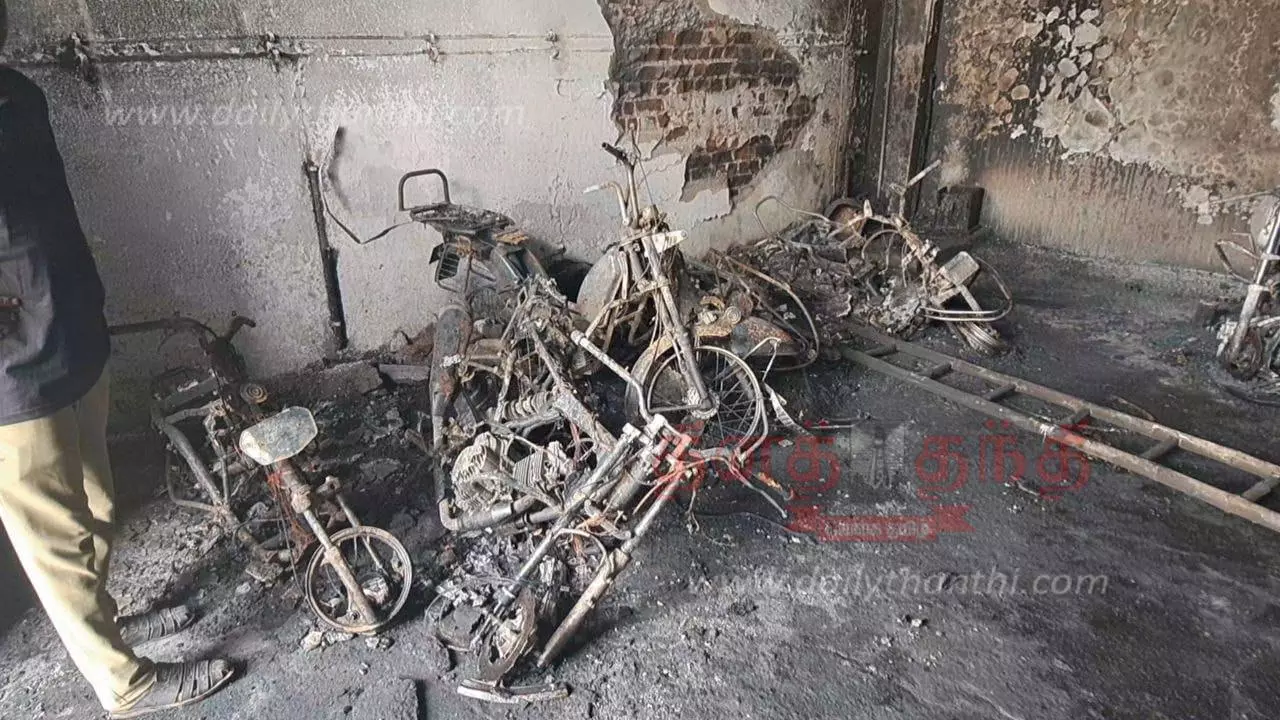 மின் கசிவால் மோட்டார் சைக்கிள் விற்பனை நிலையத்தில் தீ