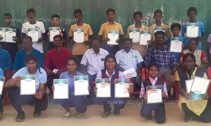 பள்ளி மாணவ-மாணவிகளுக்கான விளையாட்டு போட்டிகள் பள்ளி மாணவ-மாணவிகளுக்கான விளையாட்டு போட்டிகள்