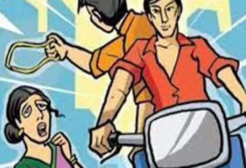 கணவருடன் மோட்டார் சைக்கிளில் சென்ற பெண்ணிடம் தாலி சங்கிலி பறிப்பு