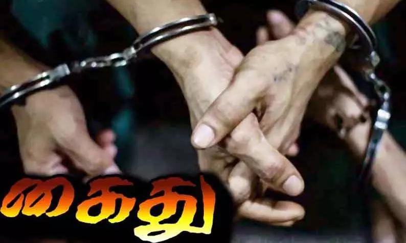 அனுமதியின்றி ஏரியில் கிராவல் மண் அள்ளிய 2 பேர் கைது